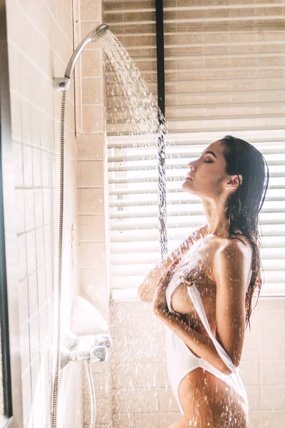 Schöne Frauen Dusche Mit Seife Badezimmer — Stockfoto