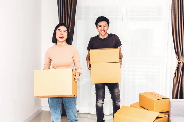Happy Νεαρό Ζευγάρι Κρατώντας Κουτί Και Κινείται Στο Νέο Σπίτι — Φωτογραφία Αρχείου