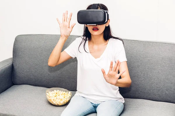 Joven Mujer Feliz Divirtiéndose Con Tecnología Realidad Virtual Sofá Casa — Foto de Stock