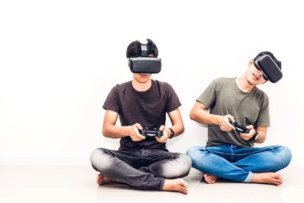 Dos Amigos Sentados Disfrutando Videojuego Con Tecnología Realidad Virtual Juntos — Foto de Stock