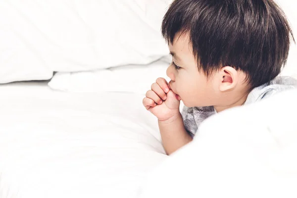 Маленький Ребенок Сосет Большой Палец Кровати — стоковое фото