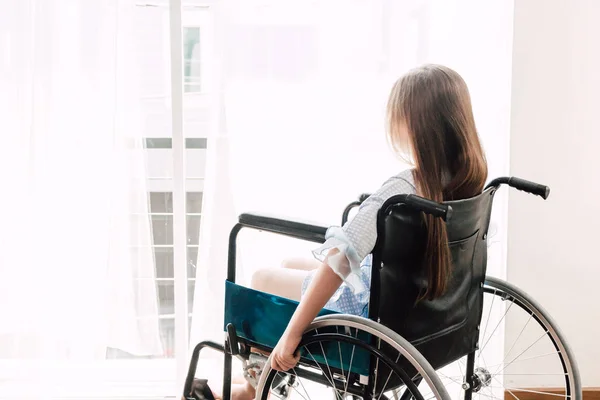 Meisje Zittend Rolstoel Het Ziekenhuis — Stockfoto