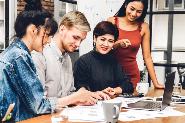 Grupo Negocios Informales Discutiendo Trabajando Con Computadora Portátil Gente Negocios — Foto de Stock