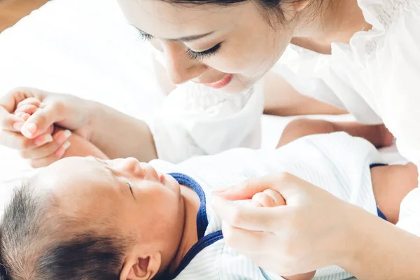 Retrato Feliz Madre Sonriente Jugando Con Bebé Dormitorio Casa Amor — Foto de Stock