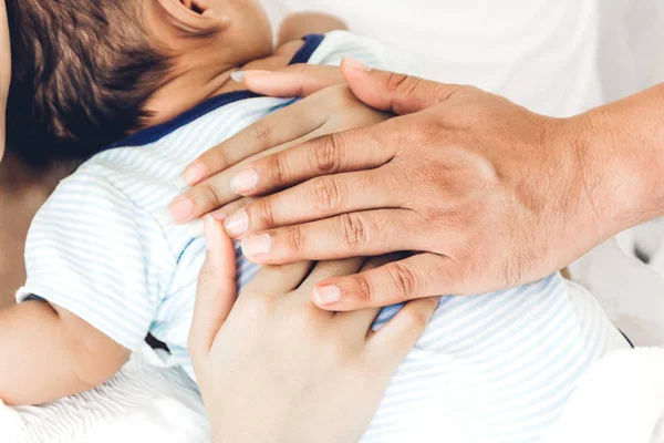 Anne Baba Holding Bebek Beyaz Bir Yatak Odasında Kollarında Aşk — Stok fotoğraf