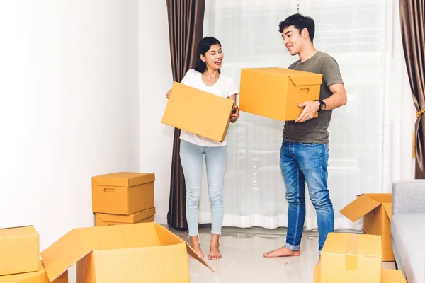 Happy Young Couple Holding Box Moving New Home House Moving — Stock Photo, Image