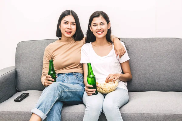 Two Woman Friends Eating Popcorn Drinking Beer Together Watching Television — Stock Photo, Image