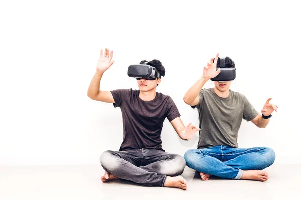 Dos Amigos Sentados Divirtiéndose Con Tecnología Realidad Virtual Juntos Sobre — Foto de Stock
