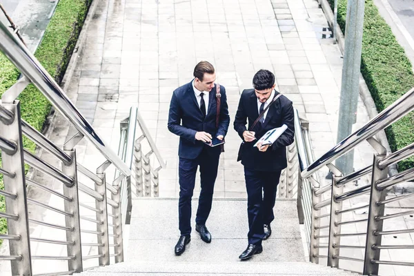 Deux Hommes Affaires Souriants Collègues Costume Noir Parler Walking Business — Photo