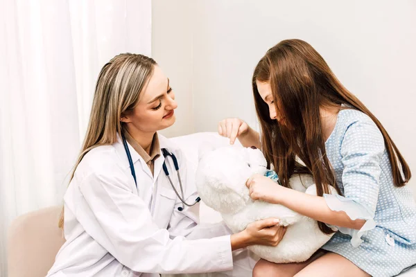 Consultoría Médica Verificación Información Con Una Niña Pequeña Hospital Una —  Fotos de Stock