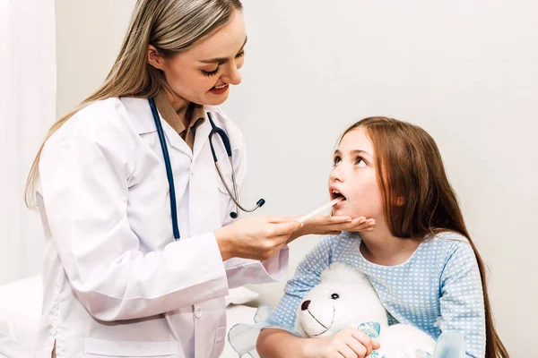 医者のチェックと Hospital Healthcare および薬で少し女の子子喉と口の中で試験 — ストック写真