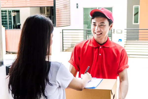 Vrouw Handtekening Aanbrengend Klembord Kartonnen Doos Met Levering Man Courier — Stockfoto