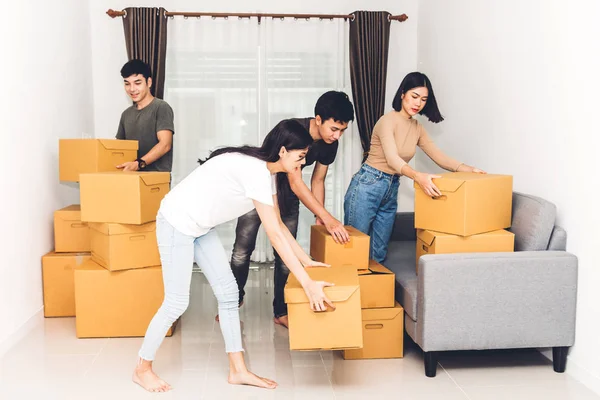Skupina Přátel Drží Box Stěhování Svého Nového Domova Koncept Stěhování — Stock fotografie
