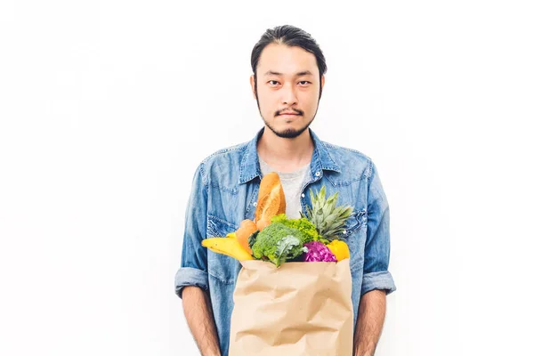 在白色背景下拿着水果和蔬菜的购物纸袋的男子 — 图库照片