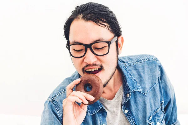 Νεαρός Άνδρας Απολαμβάνουν Τρώει Τούρτα Σοκολάτας Ντόνατ Στο Home Unhealthy — Φωτογραφία Αρχείου