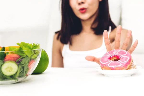 Vrouw Maken Van Keuze Tussen Gezonde Salade Calorie Bom Chocolade — Stockfoto