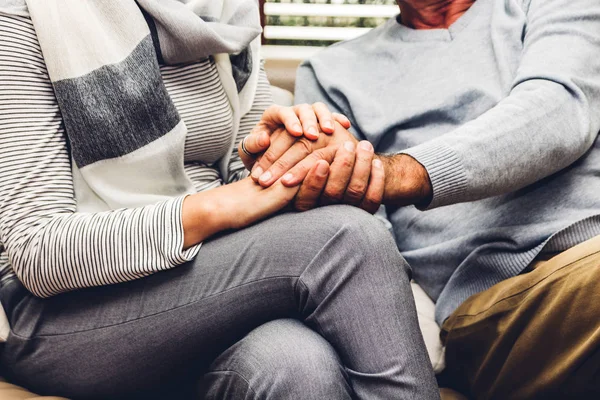 Senior Paar Hand Hand Samen Zittend Bank Huiskamer Pensioen Paar — Stockfoto