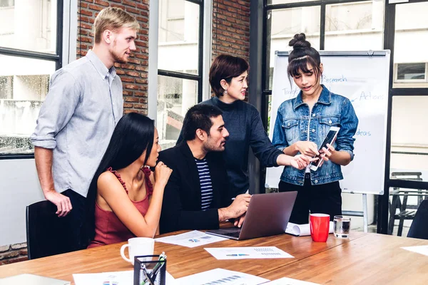 Grupp Casual Business Diskuterar Och Arbetar Med Laptop Computer Creative — Stockfoto