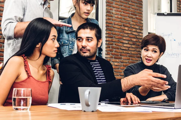 Grupo Negocios Informales Discutiendo Trabajando Con Computadora Portátil Gente Negocios —  Fotos de Stock