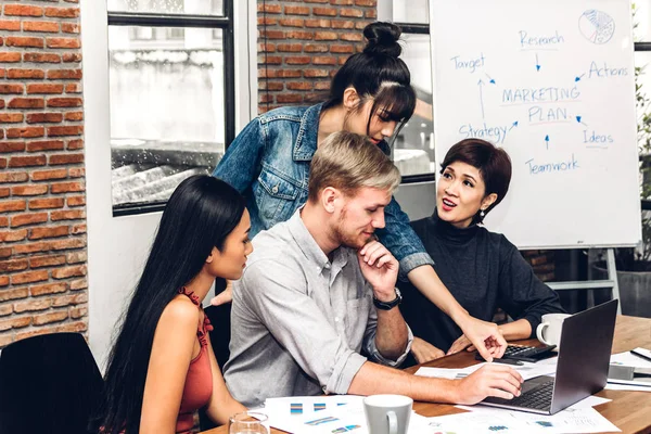 Grupp Casual Business Diskuterar Och Arbetar Med Laptop Computer Creative — Stockfoto