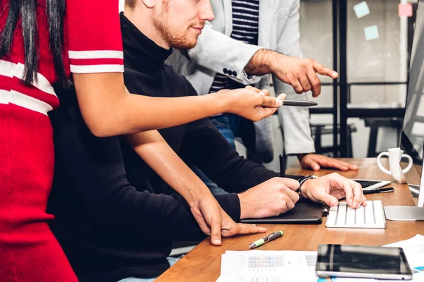 Gruppo Business Casual Lavorare Discutere Strategia Con Desktop Computer Creative — Foto Stock