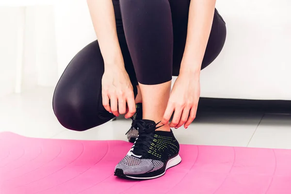 Mujer Atando Cordones Zapato Para Correr — Foto de Stock