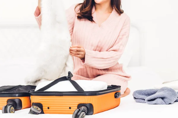 Kobieta Pakowania Walizki Bagaż Plecak Dla Podróży Domu Wakacje Wakacje — Zdjęcie stockowe