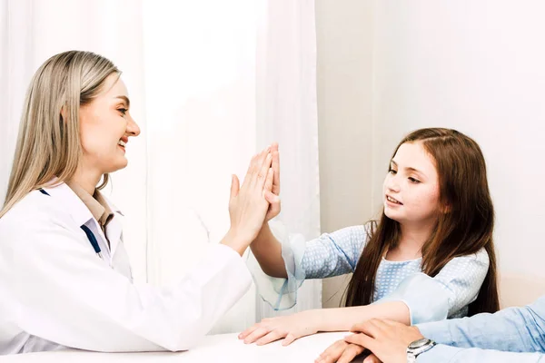 Médico Dando Hola Cinco Con Niña Pequeña Paciente Hospital Healthcare —  Fotos de Stock