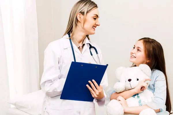 Consulenza Medica Controllare Informazioni Con Bambina Ospedale Una Bambina Malattia — Foto Stock