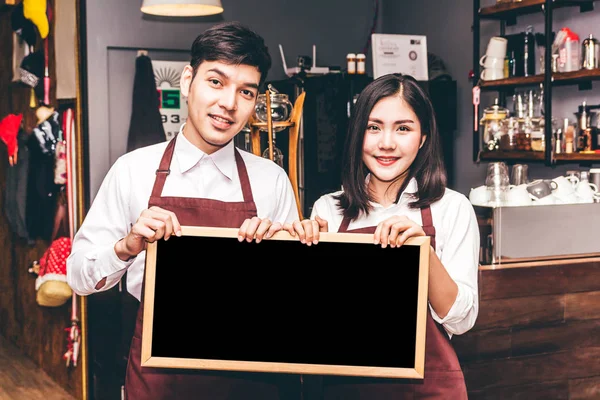 Retrato Pareja Barista Propietario Una Pequeña Empresa Sonriendo Sosteniendo Marco — Foto de Stock