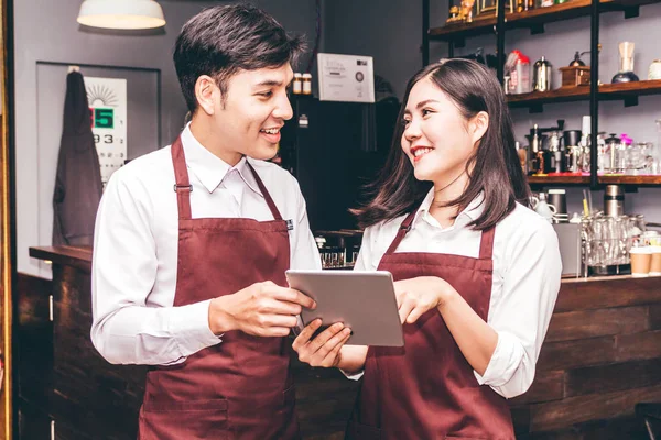 Porträt Eines Kleinen Geschäftsinhabers Der Lächelt Und Hinter Der Theke — Stockfoto