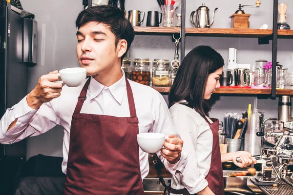 Retrato Pareja Propietarios Pequeñas Empresas Sonriendo Trabajando Detrás Barra Mostrador — Foto de Stock