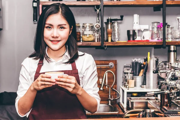 Retrato Mujer Barista Dueño Una Pequeña Empresa Sonriendo Detrás Barra — Foto de Stock