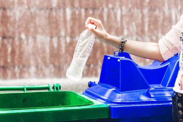 Mujer Mano Tirar Botella Agua Plástico Papelera Reciclaje — Foto de Stock