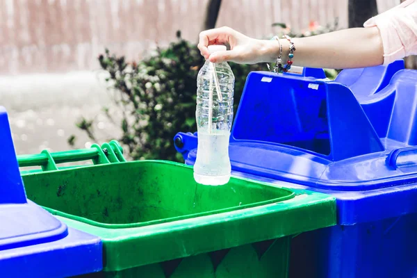 Donna Mano Gettando Bottiglia Acqua Plastica Nel Cestino Riciclaggio — Foto Stock