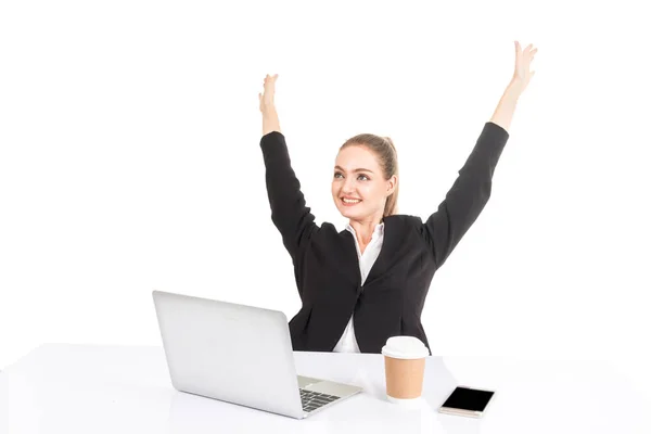成功的女商人庆祝与武器在白色背景下隔离的膝上型计算机上的工作计划计划 免版税图库图片