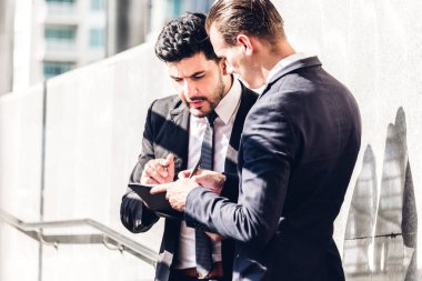 Siyah gülümseyen iki işadamı iş arkadaşlarınızla konuşmak ve working.business insanlar modern kent strateji tartışmaya uygun. takım çalışması ve ortaklık kavramı