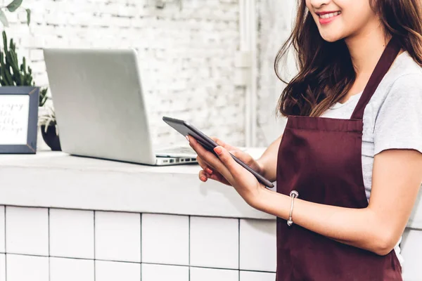 Portrét Žena Živnostník Pracující Bar Pult Kavárně Barista Pomocí Tabletu — Stock fotografie