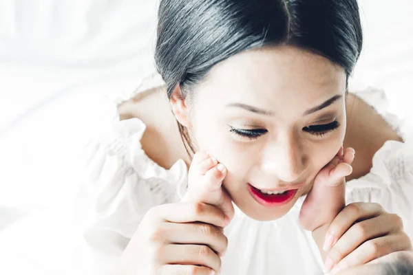 Retrato Mãe Sorridente Feliz Brincando Com Bebê Cama Casa Mãe — Fotografia de Stock