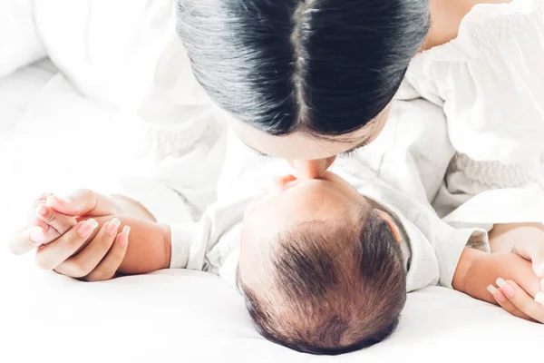 Mãe Beijo Segurando Dormindo Bebê Mão Cama Branca — Fotografia de Stock