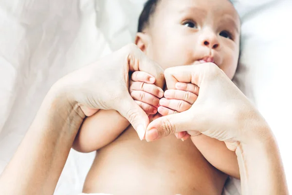 Mano Bebé Recién Nacido Manos Madre — Foto de Stock