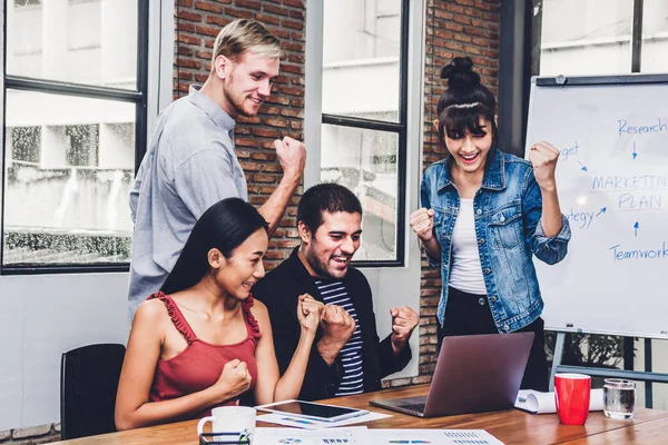 カジュアルなビジネスを議論する人々 と仕事のラップトップ Computer Creative ビジネスでモダンな Workloft を腕で祝ってのグループの成功 チームワークの概念 — ストック写真