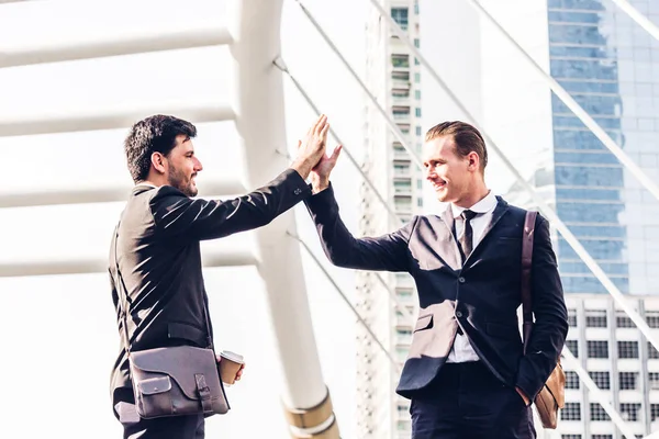 Equipo Negocios Exitoso Dando Alto Gesto Cincos Fondo Ciudad — Foto de Stock