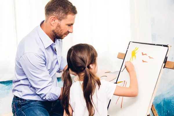 Bambini Bambina Imparano Disegnare Tela Con Tavolozza Colori Vernici Acquerello — Foto Stock