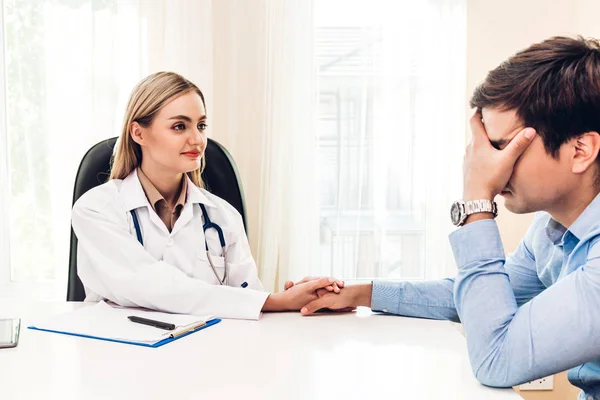 Médico Femenino Que Consulta Sostiene Paciente Masculino Mano Que Tranquiliza — Foto de Stock