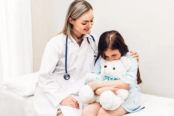 Dokter Raadpleging Van Overleg Met Klein Meisje Het Ziekenhuis Een — Stockfoto