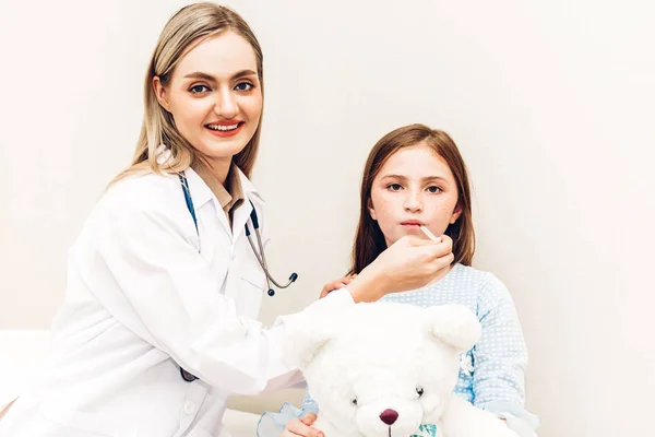 Ärztliche Beratung Und Beratung Mit Kleinem Mädchen Krankenhaus Ein Kleines — Stockfoto