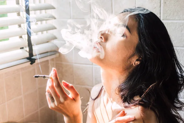 Retrato Moda Mulher Bonita Sexy Corpo Magro Fumar Cigarro Banheiro — Fotografia de Stock
