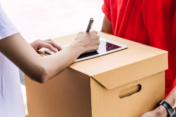 Woman Putting Signature Tablet Cardboard Box Receiving Package Delivery Man — Stock Photo, Image