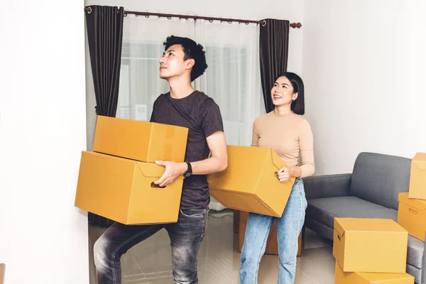 Casal Jovem Feliz Carregando Caixas Movendo Sua Nova Home House — Fotografia de Stock